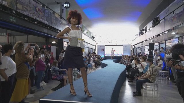 Lūšnynas virto podiumu: modeliai demonstravo drabužius perdirbtus iš įmonės uniformų