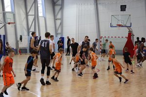 Ignalinoje – neeilinė krepšinio sąjunga: jaunieji žaidėjai išbandė „Nevėžio“ profesionalų treniruočių duoną