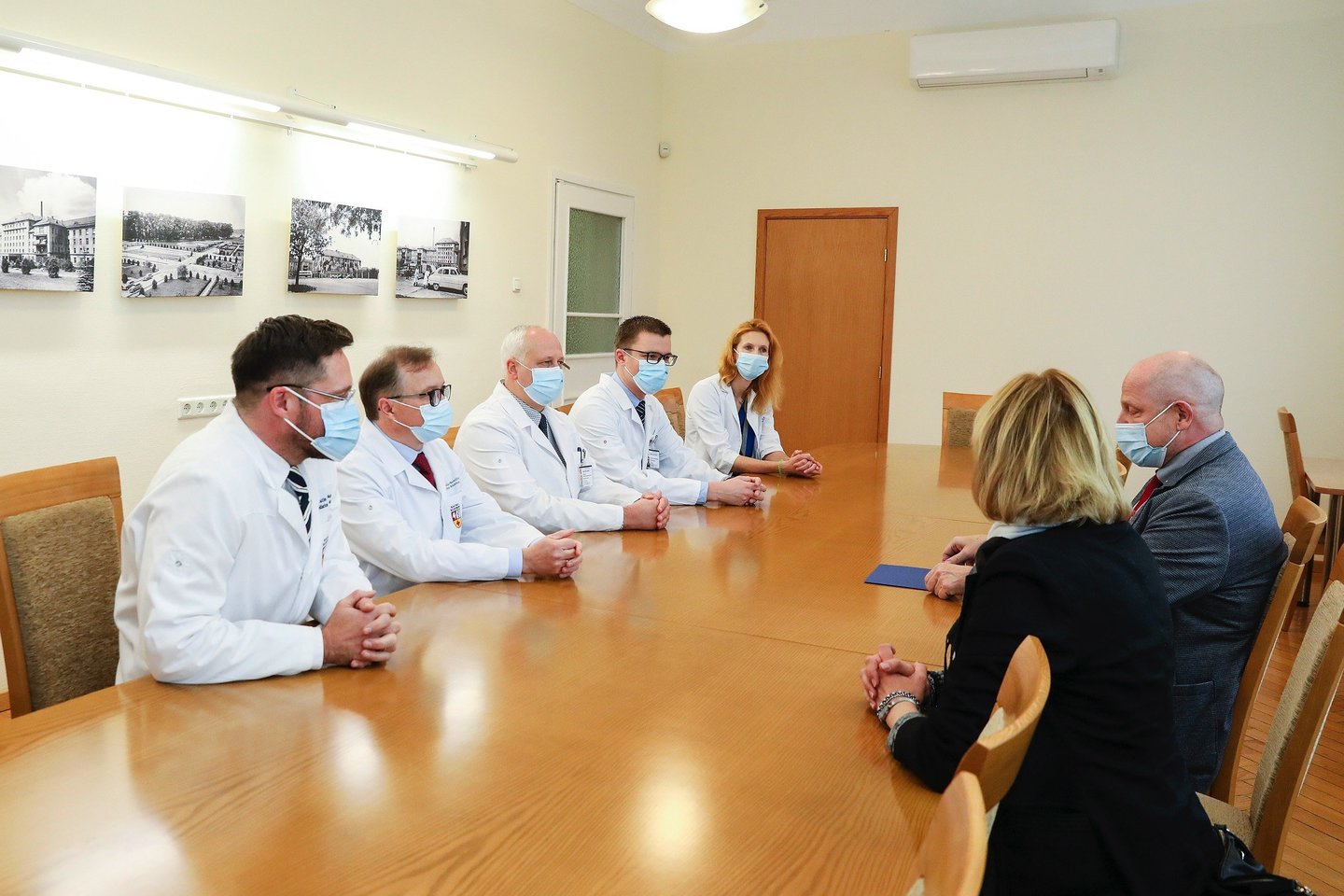  Čekijos Respublikos ambasadorius Lietuvoje J. E. Vit Korselt įteikė Čekijos Respublikos Senato pirmininko Miloš Vystrčil padėką Kauno klinikoms ir jų medikams už atsidavusį darbą.<br> Kauno klinikų nuotr.