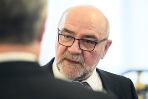 Vyriausybė skyrė signataro rentą buvusiam premjerui A. Abišalai