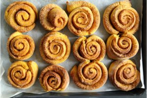 Išsikepkite cinamoninių bandelių – iškvėpinkite namus jaukiausiais aromatais