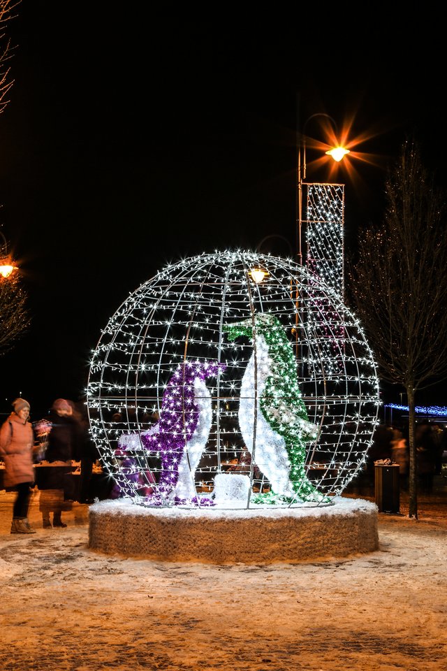  Visos Širvintos nušvito šiaurės pašvaistės spalvomis – mieste įžiebta Kalėdų eglė.<br>Pranešimo spaudai nuotr.