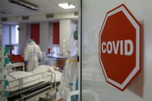 Šveicarijoje pirmą kartą po metų užsikrėtimo koronavirusu atvejų skaičiaus paros viršijo 10 tūkst.