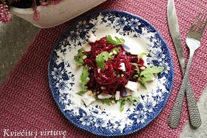 Šviežių burokėlių salotos tapo tikru atradimu: norisi valgyti kasdien