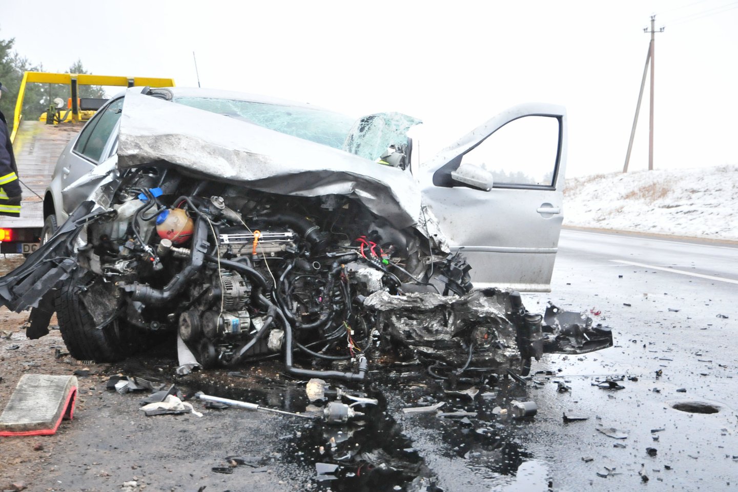 Šakių rajone susidūrė du lengvieji automobiliai ir vilkikas, yra nukentėjusių.