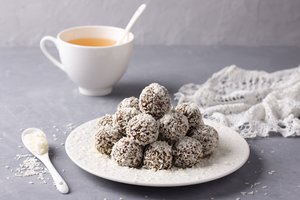 Švenčių stalui – desertai su datulėmis: nuo kekso iki sveikuoliškų saldainių