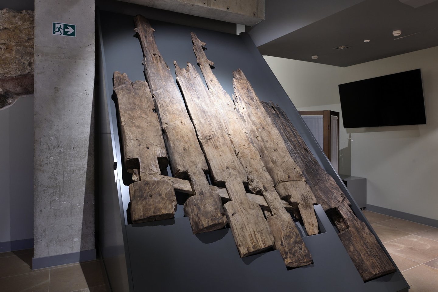 Išsaugota ir eksponuojama XIV a. vid. medinės griovos konstrukcijos dalis(2021 m.).<br>V.Abramausko nuotr.
