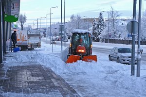 Dėl gausaus sniego pasipylus avarijoms – įspėjimas ir dėl vakaro: didesnis pavojus išliks visą parą