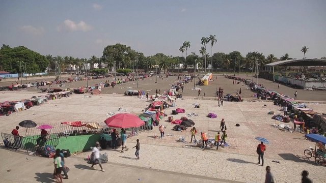 Meksikoje tūkstančiai migrantų piktinasi antisanitarinėmis sąlygomis: gyvename kaip gyvūnai