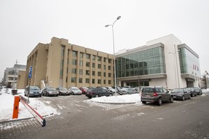 Seimo nariai ir vėl galės už parlamentines lėšas nuomotis automobilius: jau sulaukė aštrios kritikos