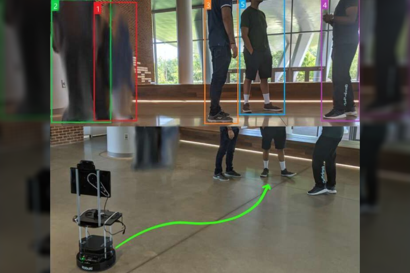  Mokslininkai sukūrė mobilų robotą, kuris gali nustatyti atstumus tarp žmonių – ir privažiavęs priminti, kad jie stovi per arti vienas kito.<br> A.J. Sathyamoorthy nuotr.