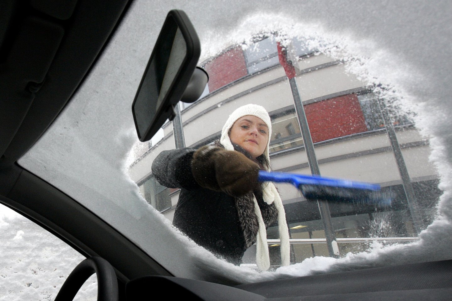 Prasidėjus žiemai ekspertai ragina vairuotojus tinkamai pasirūpinti automobilio paruošimu šaltajam sezonui.<br>V.Balkūno nuotr.