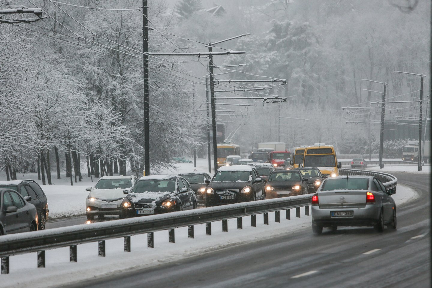 Prasidėjus žiemai ekspertai ragina vairuotojus tinkamai pasirūpinti automobilio paruošimu šaltajam sezonui.<br>G.Bitvinsko nuotr.