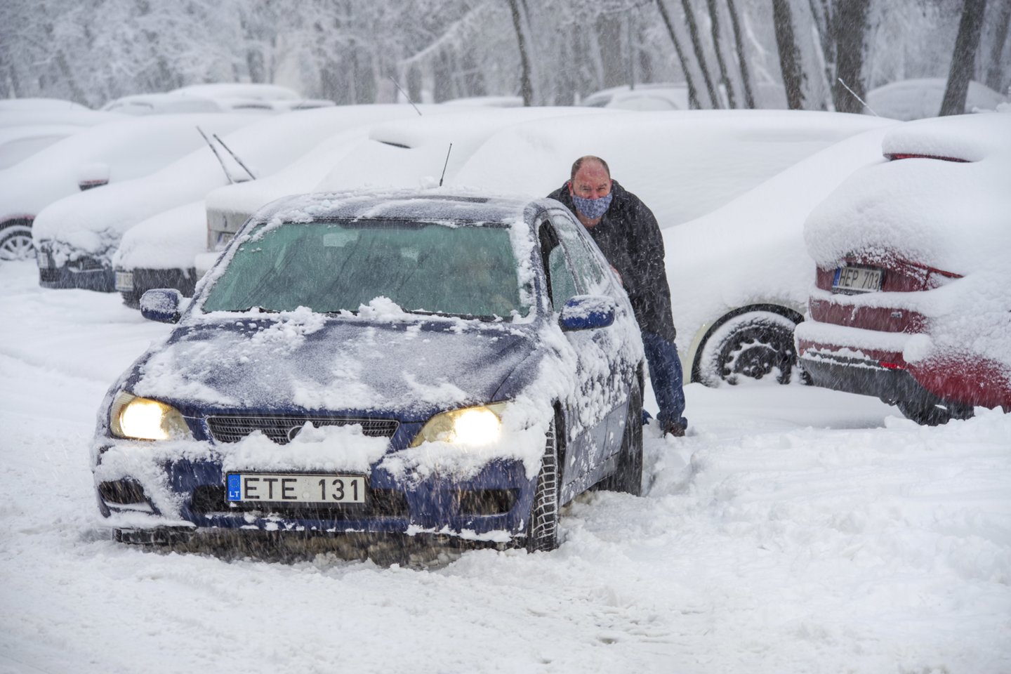 Prasidėjus žiemai ekspertai ragina vairuotojus tinkamai pasirūpinti automobilio paruošimu šaltajam sezonui.<br>V.Ščiavinsko nuotr.