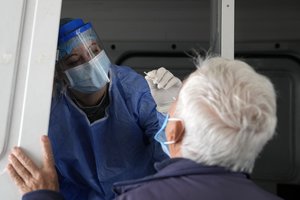 Graikija pranešė apie pirmąjį aptiktą COVID-19 omikron atvejį