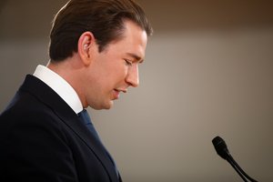Buvęs Austrijos kancleris S. Kurzas sako paliekantis politiką