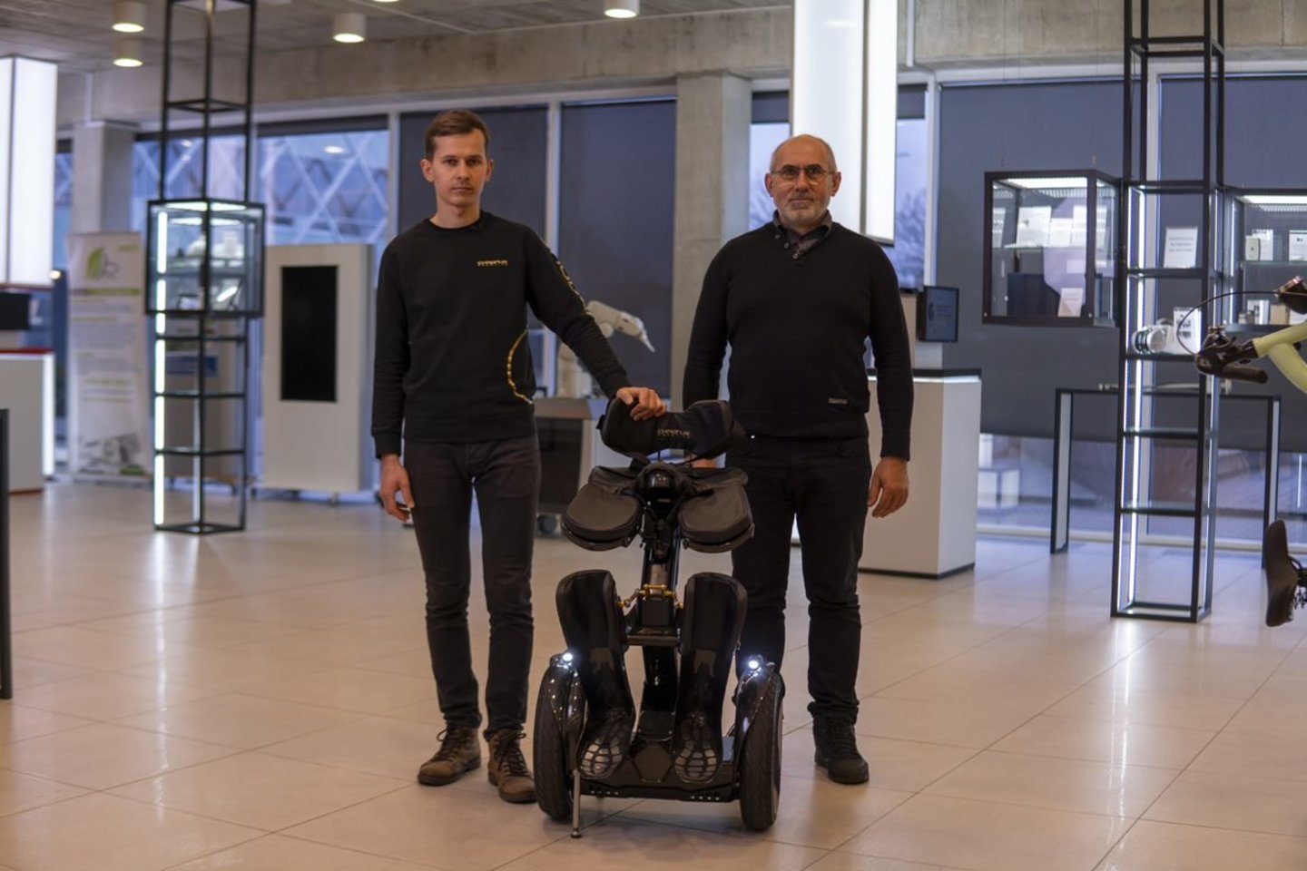  „Chronus Robotics“ sukurta transporto priemonė gali ne tik pakeisti neįgaliojo vežimėlį, bet ir gerokai praplėsti mobilumo galimybių ribas.<br> „Chronus Robotics“ nuotr.