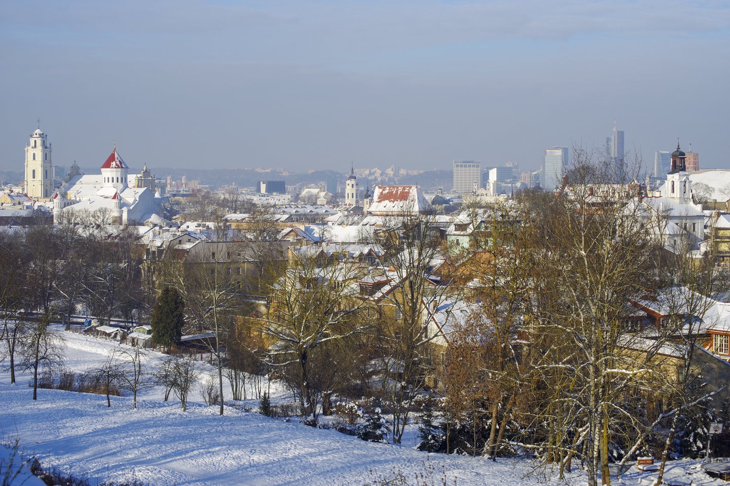 2020-uosius Vilnius jau pasitiko be miesto dovanojamų fejerverkų, tačiau pasiūlė instaliaciją ant Katedros aikštės varpinės.<br>V.Ščiavinsko nuotr.