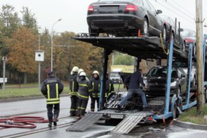 Vyriausybė rado naują būdą kovoti su paliktais automobiliais: kitais metais juos nuvilks ne tik policija