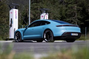 Elektromobilių baterijų kaina nukrito iki rekordinių žemumų, bet prognozės nedžiugina