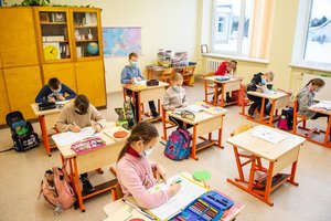 Privalomos kaukės pradinukams tėvus gąsdina jau mažiau, savivaldybės suteikti apsaugos priemonių mokykloms neskuba