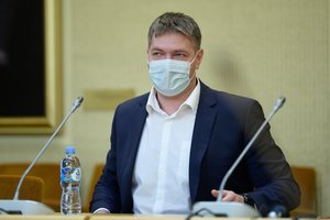 Seimo nariams vėl leidus už parlamentines lėšas nuomotis automobilius – A. Mazuronio kritika: „Visos šitos išlaidos yra beprasmybė“