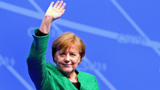 Iš politikos besitraukianti A. Merkel išlydėta „pankų krikštamotės“ daina ir karių eitynėmis su deglais