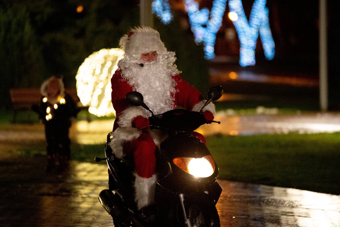Nidoje įžiebta Kalėdų eglė, kuriasi Kalėdų miestelis.<br>N.Žilinskaitės nuotr.
