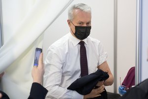 G. Nausėda pasiskiepijo trečiąja COVID-19 vakcinos doze: pasirinko iškalbingą vietą