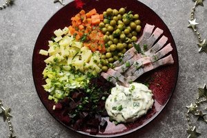 Mišrainė su silke, burokėliais, bulvėmis ir žirneliais – ir kasdienai, ir švenčių stalui