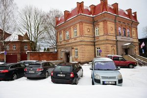 Panevėžiečių nesantaiką įžiebė vieša automobilių stovėjimo aikštelė: vairuotojai rado subadytas padangas
