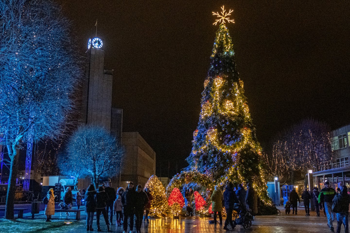  Užburiančiu renginiu Alytus tapo Lietuvos kultūros sostine ir įžiebė Kalėdų eglę.