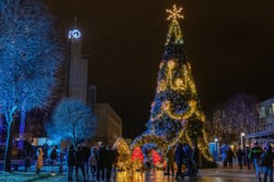 Užburiančiu renginiu Alytus tapo Lietuvos kultūros sostine ir įžiebė Kalėdų eglę