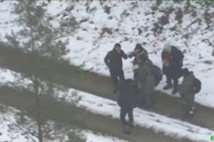 Pasieniečiai iš sraigtasparnio stebėjo palei sieną vaikštančius 8 migrantus