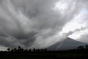Vienas žuvęs, dešimtys sužeistų per vulkano išsiveržimą Indonezijoje