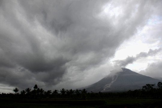 Vienas žuvęs, dešimtys sužeistų per vulkano išsiveržimą Indonezijoje