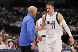 Po nesėkmės trenerio pastabų gavusiam L. Dončičiui liko nuleisti akis: „Taip, J. Kiddas teisus“