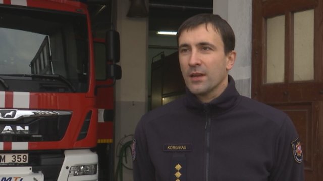 Ugniagesių komentaras apie Kauno eglės gesinimo operaciją: gaisras buvo likviduotas per tris minutes