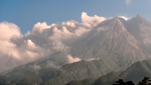 Indonezijoje Javos sala pasidengė pelenais: išsiveržus ugnikalniui vykdoma gyventojų evakuacija