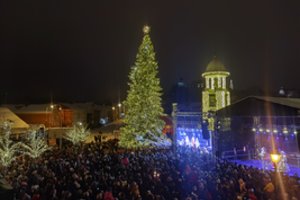 230-ąjį gimtadienį švenčiantys Telšiai įžiebė ir įspūdingą Kalėdų eglę 