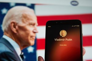Augant įtampai dėl Ukrainos J. Bidenas ir V. Putinas kalbėsis vaizdo ryšiu
