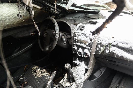 Vilniaus rajone nežinomas piktadarys sudegino 5 automobilius, dar keli apdegė