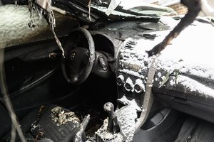 Vilniaus rajone nežinomas piktadarys sudegino 5 automobilius, dar keli apdegė