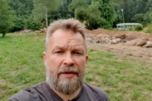 M. Starkus savo rankomis kaime sukonstravo dušą: „Išmoksti praustis greitai, tiksliai ir negresia jokia eilė“