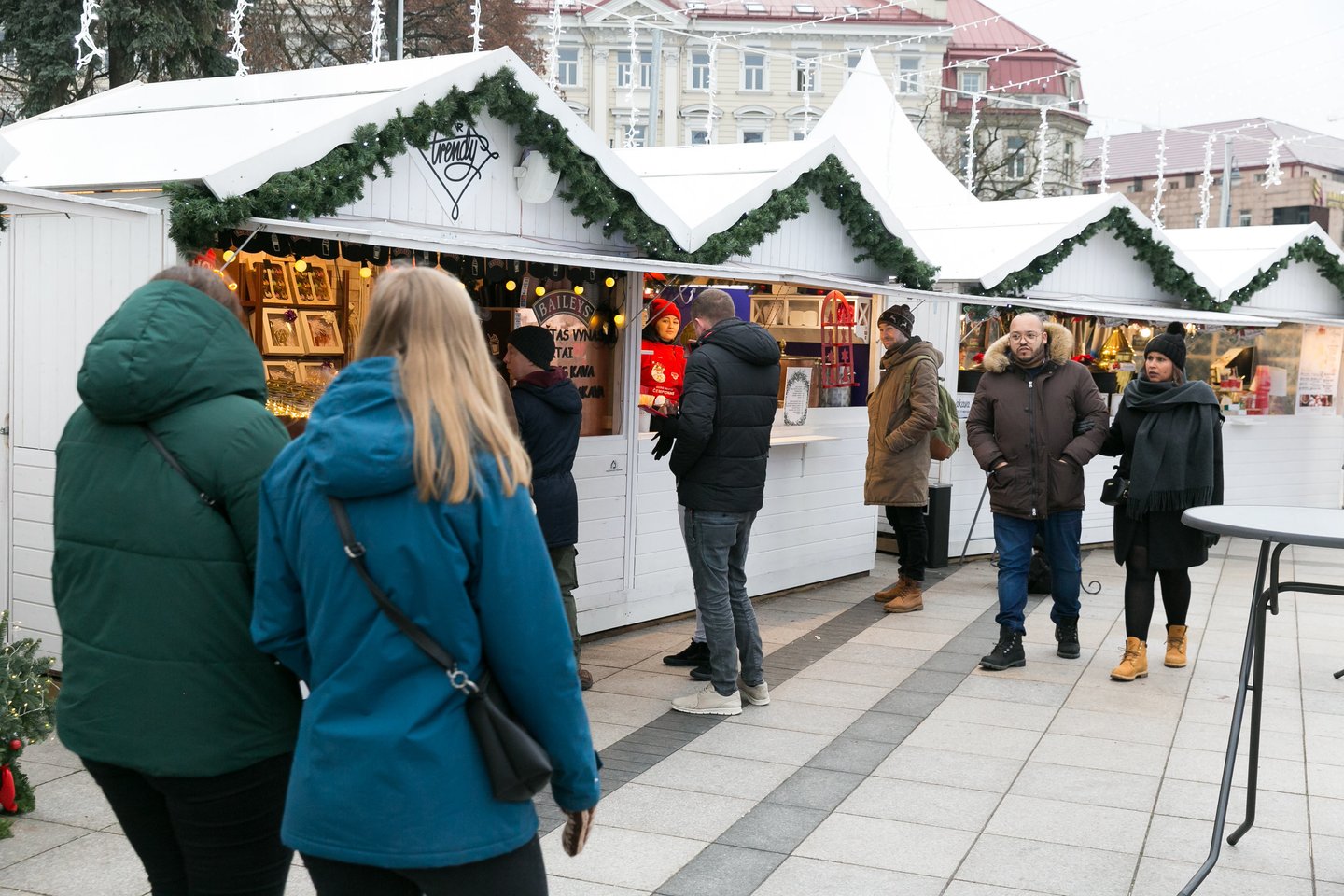 Lietuvoje prasidedant kalėdinėms mugėms, kai kurie prekybininkai pastebi, jog prekybos pradžia vangi.<br>T.Bauro nuotr.