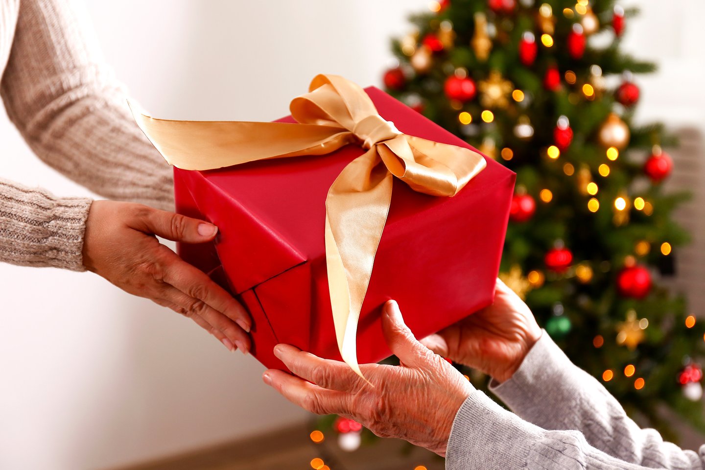 Prieš perkant dovaną būtina skirti laiko pamąstymams apie tai, ko vyresnis žmogus tikrai nori ir ar jūsų dovana jo neįžeis.<br>123rf.com asociatyvi nuotr.