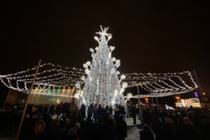 Sužibo ir Utenos Kalėdų eglė: savo baltumu ir puošnumu nustebino miestiečius