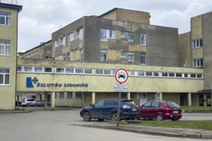 Šilutės ligoninės COVID-19 skyriuje – psichozės ištiktas medikas: švaistėsi švirkštu ir iššoko pro antro aukšto langą