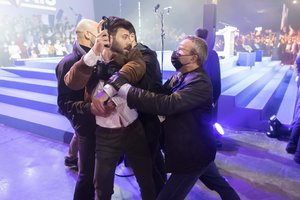  Per agitacinį mitingą užpultas kandidatas į Prancūzijos prezidentus E. Zemmouras