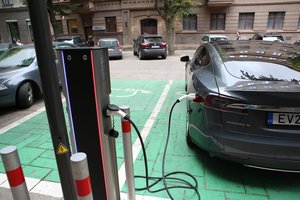 Tyrimas: lankytinose vietose trūksta elektromobilių įkrovimo stotelių